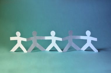 Papiers découpées représentant 5 personnes se tenant la main